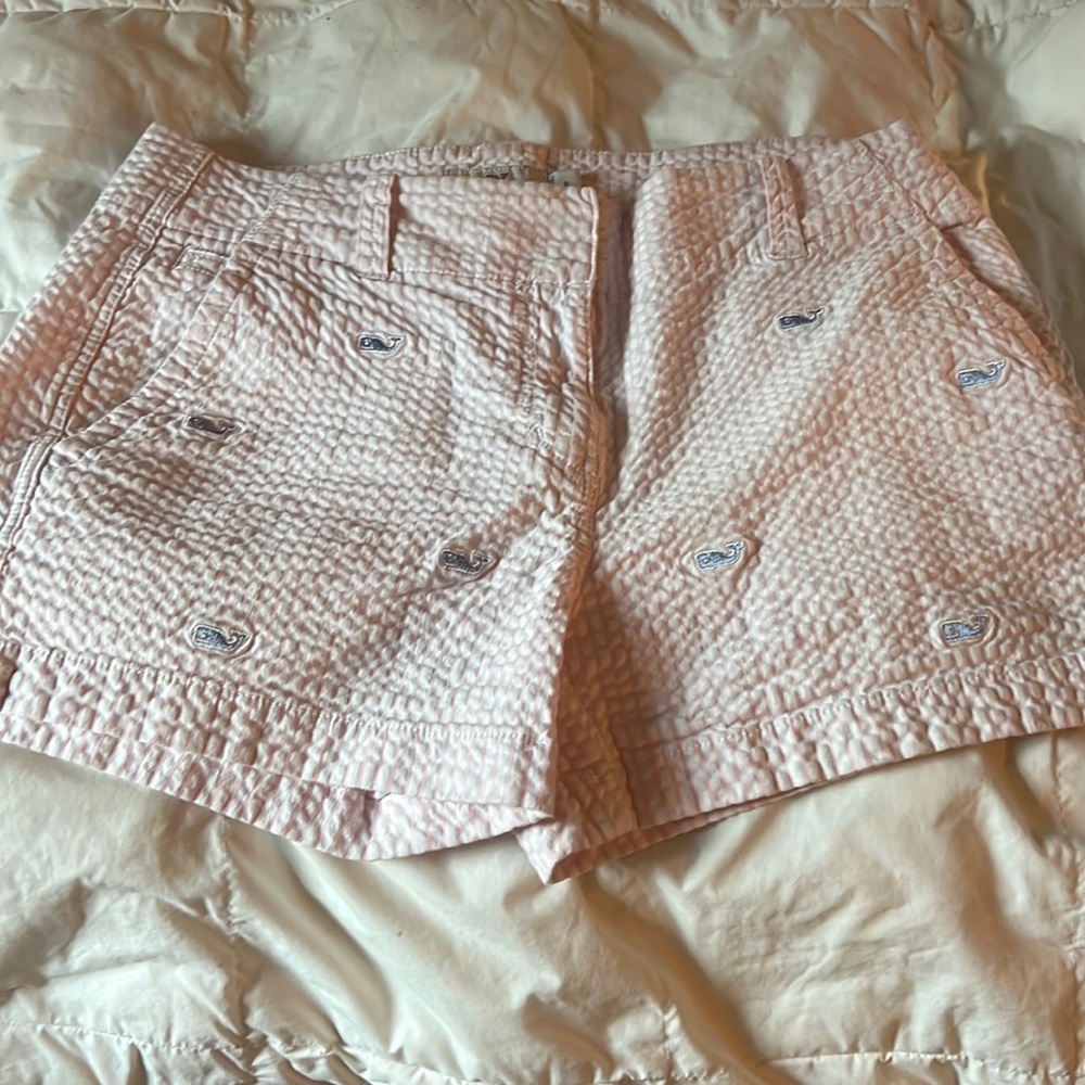 Vineyard vines women’s pink seersucker shorts with baby blue whales, size 6